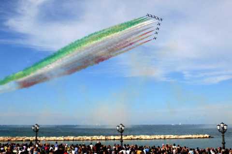 San Nicola: sul Lungomare spettacolo acrobatico delle Frecce Tricolori